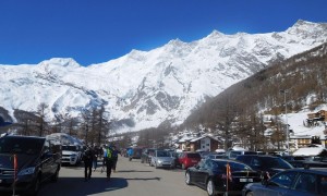 Skihochtour Allalinhorn - Start Parkhaus Saas-Fee mit Blick Alphubel, Täschhorn, Dom und Nadelhorn