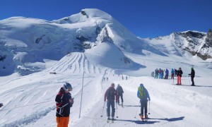 Skihochtour Allalinhorn - Tourstart beim Mittelallalin mit Blick zum Gipfel