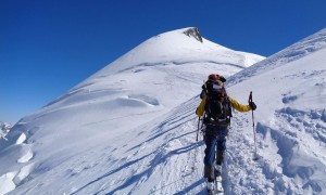 Skihochtour Allalinhorn - kurz vor dem Feejoch mit Gipfelblick