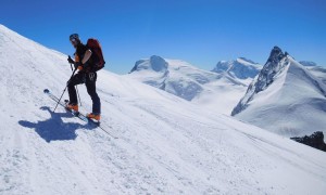 Skihochtour Allalinhorn - Schlussanstieg mit Blick zum Strahlhorn, Dufourspitze & Rimpfischhorn