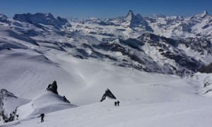 Skihochtour Allalinhorn - Schlussanstieg mit Blick Breithorn, Matterhorn, Mount Blanc & Dent Blanche