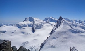 Skihochtour Allalinhorn - Blick zum Strahlhorn, Signalkuppe, Nordened, Dufourspitze und Rimpfischhorn