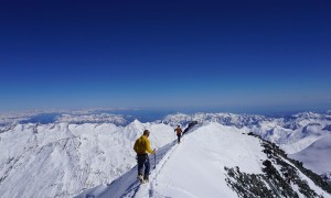 Skihochtour Allalinhorn - Rückweg über Gipfelgrat mit Blick zur Poebene