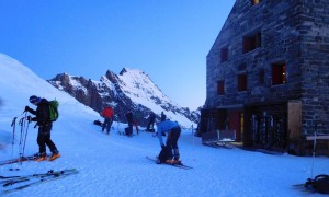 Skihochtour Strahlhorn - früher Start bei der Brittaniahütte