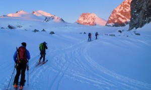 Skihochtour Strahlhorn - Sonnenaufgang auf dem Allalingletscher