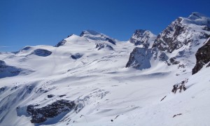 Skihochtour Strahlhorn - Blick zum Fluchthorn, Strahlhorn, Rimpfischhorn und Allalinhorn