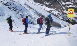 Skihochtour Strahlhorn - Talabfahrt über Piste