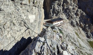 Klettersteig Plattkofel - im Steig, Blick zur Toni-Demetz-Hütte