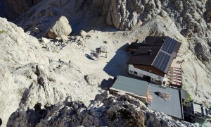 Klettersteig Plattkofel - im Steig, Blick zur Toni-Demetz-Hütte