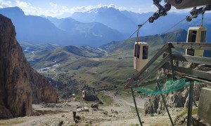 Klettersteig Plattkofel - bei der Toni-Demetz-Hütte, Blick zum Sellajoch und Marmolata