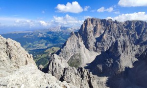 Klettersteig Plattkofel - Gipfelsieg mit Langkofel und Geislergruppe im Hintergrund