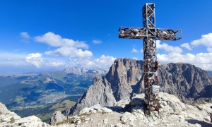 Klettersteig Plattkofel - Gipfelsieg mit Langkofel und Geislergruppe im Hintergrund